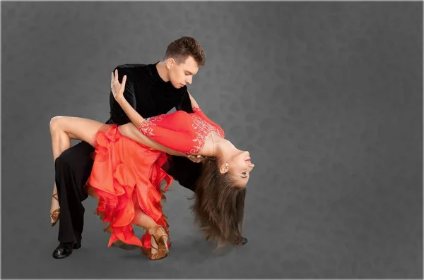 Junger Mann Und Eine Frau Tanzen Salsa — Stockfoto