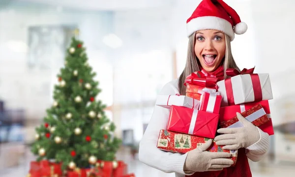 Jovem com presentes de Natal — Fotografia de Stock