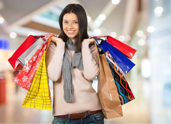 Mujer Joven Con Bolsas Compras Sobre Fondo Borroso — Foto de Stock