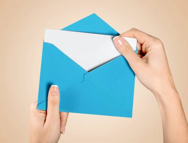 Envelope Branco Com Cartão Mãos Humanas — Fotografia de Stock