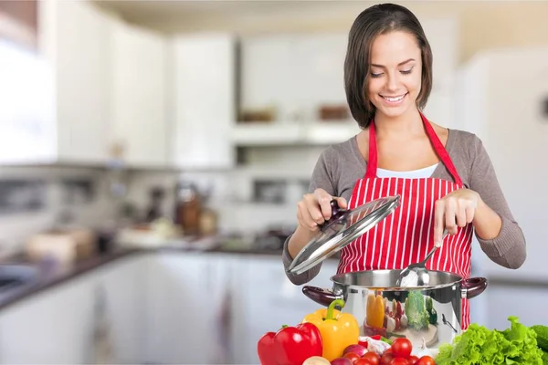 Jeune Femme Foyer Souriante Dans Tablier Cuisine Aliments Sains — Photo