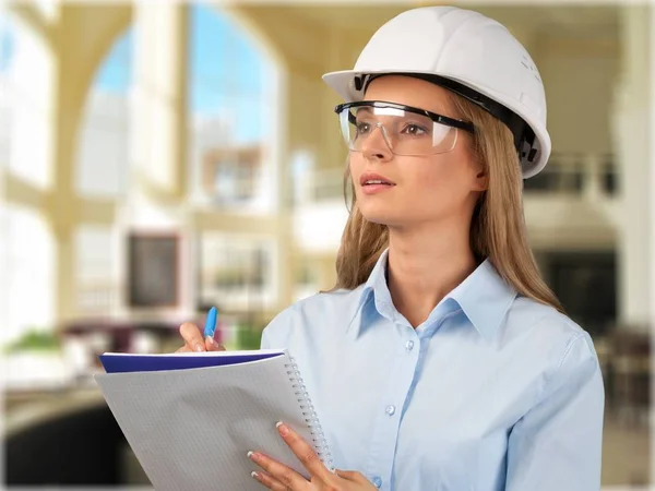 Retrato Joven Ingeniero Con Portapapeles — Foto de Stock