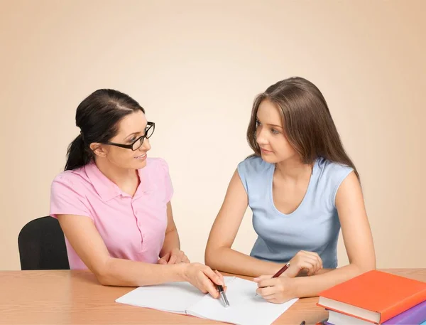 Tutorin Und Studentinnen Der Klasse — Stockfoto