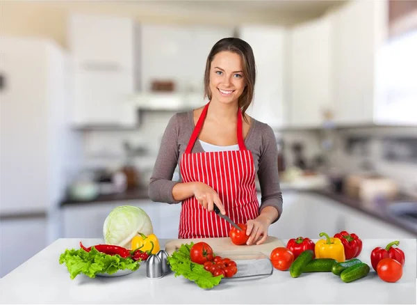 Jovem Sorrindo Dona Casa Avental Cozinhar Alimentos Saudáveis — Fotografia de Stock