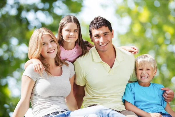 Gelukkige Familie Glimlachen Camera Stockfoto