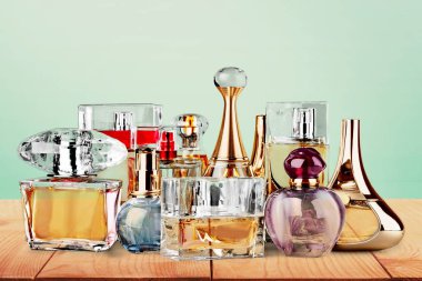 Aromatik parfüm şişeleri yakın çekim görüntüsü