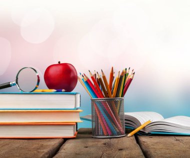 Okul kırtasiyesi ahşap masada. 