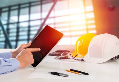 tablet pc ile çalışan mühendis