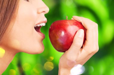 Kırmızı elma ile genç güzel kadın