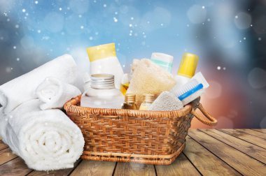 Havlular, kozmetik ürünleri ve paletlerle kaplıca tedavisi