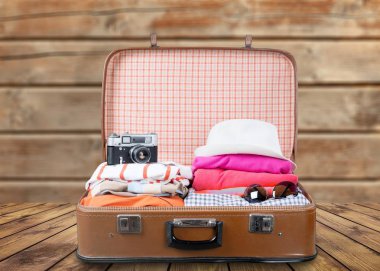 Renkli giysileri, seyahat kavramı ile Retro çanta