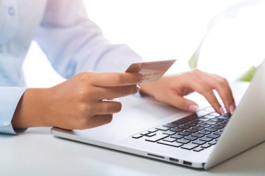 Bir kredi kartı tutan ve yazarak dostum