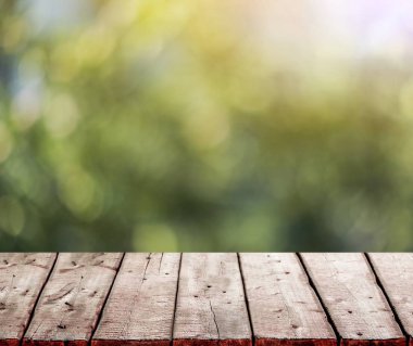 Arka plan bulanık boş ahşap yüzeyde