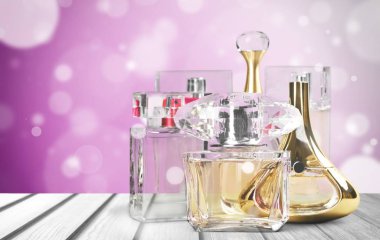 Aromatik parfüm şişeleri yakın çekim görüntüsü