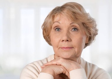 Genç, güzel, yaşlı kadın. 