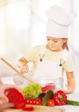 şef şapka mutfakta küçük kız 