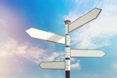 Farklı yönlerde boş yol işareti 