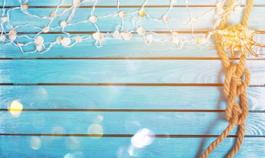 Ahşap arkaplanda denizcilik ögeleri 