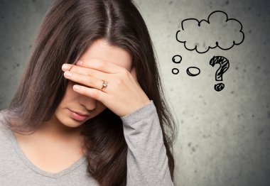 genç esmer kadın having baş ağrısı  