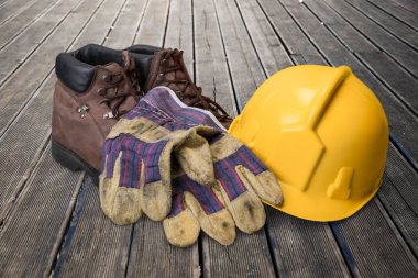 Sarı sert şapka, çizme ve eldiven, inşaat kavramı