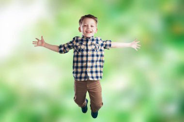 Arka planda zıplayan küçük çocuk