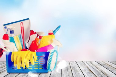 Masanın üstündeki sepetteki temizlik aletleri.
