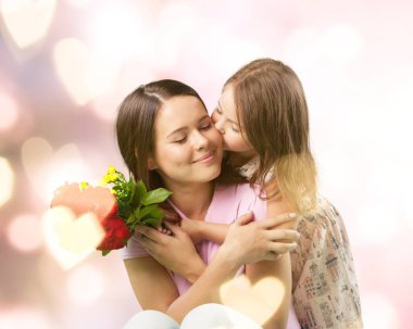 mutlu anne ve kızı çiçekli