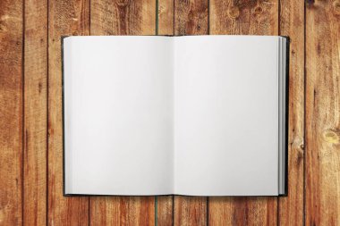 Ahşap arkaplan üzerine boş bir kitap 