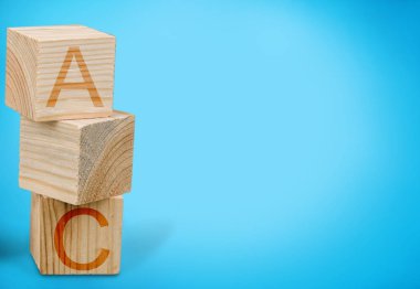 ABC harfli tahtadan küpler 