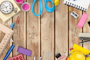 ahşap arka plan üzerinde dizüstü bilgisayar ve araçlar