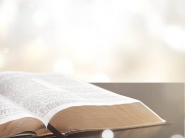 Kutsal İncil kitap masada açıldı