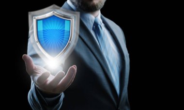 İş adamı kalkan simgesine dokunuyor 