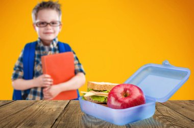 Beslenme çantası olan küçük çocuk.