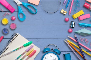 ahşap arka plan üzerinde dizüstü bilgisayar ve araçlar