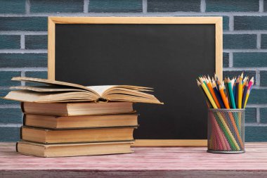 Okul kırtasiyesi ahşap masada. 