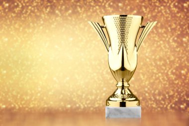 Arka planda altın kupa 