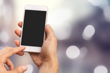 Cep telefonu kullaranarak erkek eller 