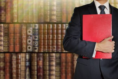 Elinde kitap tutan bir işadamı 