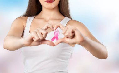  kadın göğüs pembe rozet ile 