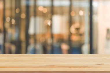 Ahşap zemin ve bulanık arkaplan.