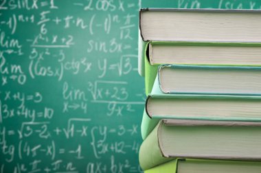 Arka plan üzerinde izole kitap yığını 