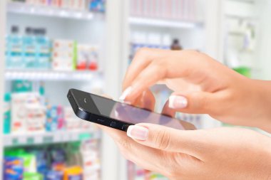 Cep telefonu kullanan kadın