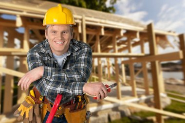 İnşaat alanında çalışan işçiler.