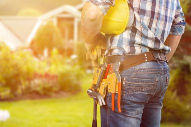 Alet kemeri olan genç adam.