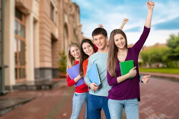 Glückliche Studenten Der Nähe Der Universität — Stockfoto