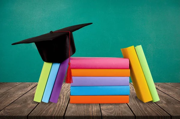 Sombrero Graduación Pila Libros — Foto de Stock