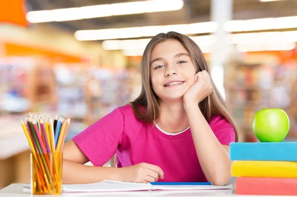 Tanuló Lány Könyvekkel Könyvtárban — Stock Fotó