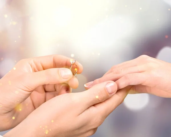 Novio poniendo anillo de boda en novia — Foto de Stock