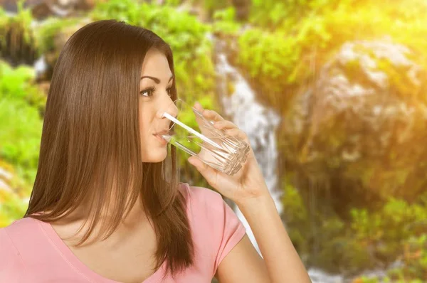 Vrouw Drinkwater Achtergrond — Stockfoto