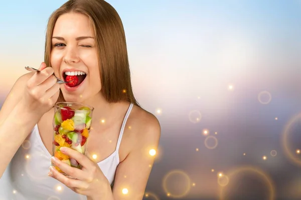 Joven Atractiva Mujer Comiendo Ensalada Frutas — Foto de Stock